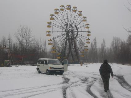 Украина. Зона отчуждения Чернобыльской АЭС. Парк аттракционов в    покинутом жителями  городе  Припять.