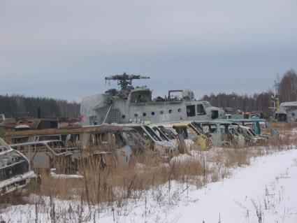 Украина. Зона отчуждения Чернобыльской АЭС.  Вид на село Рассоха - могильник  техники, подвегшейся сильному радиоактивному зарожению.