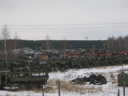 Украина. Зона отчуждения Чернобыльской АЭС.  Вид на село Рассоха - могильник  техники, подвегшейся сильному радиоактивному зарожению.