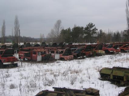 Украина. Зона отчуждения Чернобыльской АЭС.  Вид на село Рассоха - могильник  техники, подвегшейся сильному радиоактивному зарожению.