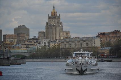 Москва. Сезон навигации по Москве-реке  открылся парадом пассажирских  судов.