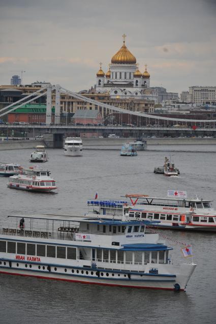 Москва. Сезон навигации по Москве-реке  открылся парадом пассажирских  судов.