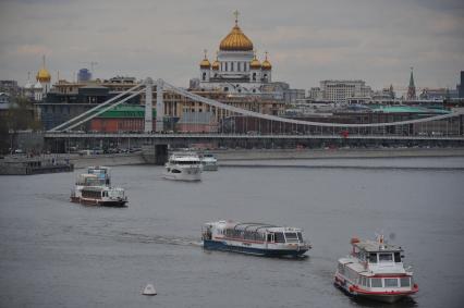 Москва. Сезон навигации по Москве-реке  открылся парадом пассажирских  судов.