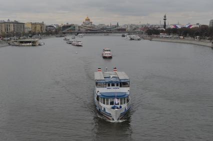 Москва. Сезон навигации по Москве-реке  открылся парадом пассажирских  судов от причала `Парк Горького`.