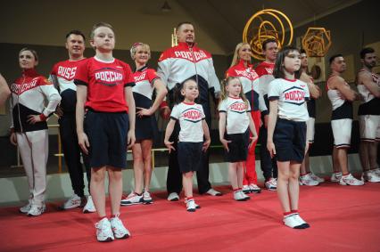 Москва. Четырехкратный олимпийский чемпион по спортивной гимнастике Алексей Немов , двукратная олимпийская чемпионка по спортивной гимнастике Светлана Хоркина  и тренер  сборной России по волейболу Владимир Алексно  ( слева направо) на презентации в Третьяковской галерее Олимпийской формы сборной России.