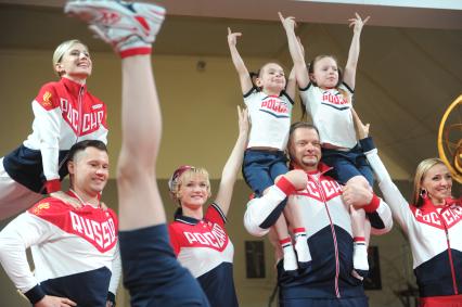 Москва. Четырехкратный олимпийский чемпион по спортивной гимнастике Алексей Немов , двукратная олимпийская чемпионка по спортивной гимнастике Светлана Хоркина  и тренер  сборной России по волейболу Владимир Алексно  ( слева направо) на презентации в Третьяковской галерее Олимпийской формы сборной России.