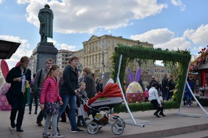 Москва. Прохожие гуляют  на Пушкинской площади,где проходит фестиваль`Московская весна`.