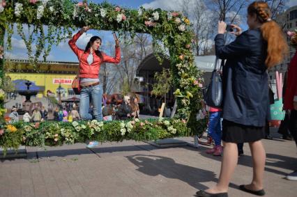 Москва. Прохожие гуляют  на Пушкинской площади,где проходит фестиваль`Московская весна`.