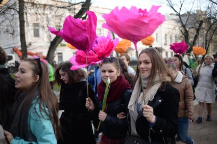 Москва. Участники парада цветов  во время  ежегодного  фестиваля `Московская весна` на  Тверском бульваре.