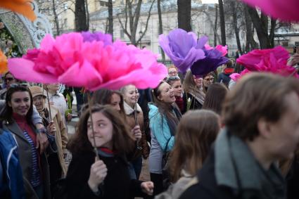 Москва. Участники парада цветов  во время  ежегодного  фестиваля `Московская весна` на  Тверском бульваре.