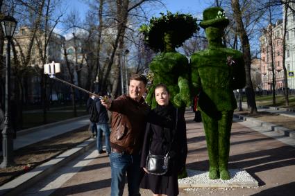 Москва. Участники парада цветов на Тверском бульваре рядом со скульптурами из живых цветов.