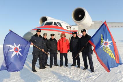 Северный полюс. Экипаж самолета АН-74 Красноярского центра МЧС ,который доставил копию знамени Победы на Северный полюс .