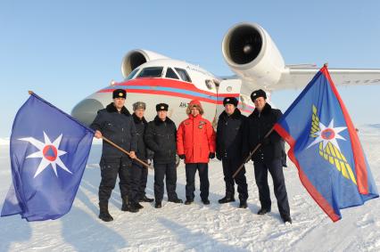 Северный полюс. Экипаж самолета АН-74  Красноярского центра МЧС ,который доставил   копию  знамени Победы  на Северный полюс .