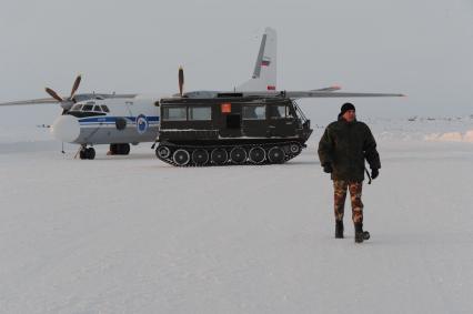 Северный полюс. Полярник рядом с техникой на Северном полюсе