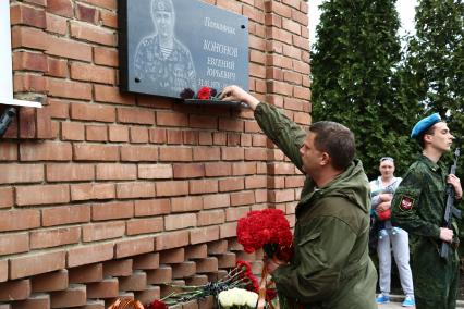 Украина, Донецк. Глава ДНР Александр Захарченко на открытии мемориальной доски полковнику Евгению Кононову в 3 отдельном батальоне спецназа республиканской Гвардии ДНР.