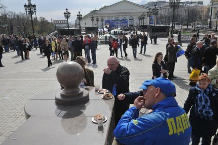 Москва. Сторонники лидера ЛДПР Владимира  Жириновского на Манежной площади у выставочного зала `Манеж`, где будут проходить юбилейные торжества.