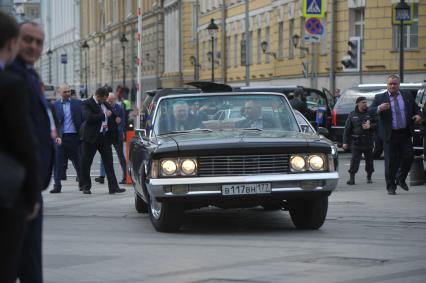 Москва. Лидер ЛДПР Владимир   Жириновский  прибыл на Манежную площадь к выставочному залу`Манеж`, где будут проходить юбилейные торжества.