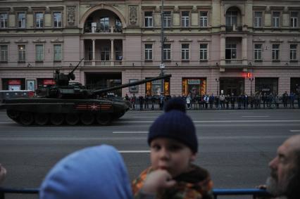 Москва. Проезд военной техники по Тверской улице перед репетицией парада на Красной площади, посвященного 71-й годовщине Победы в Великой Отечественной войне.