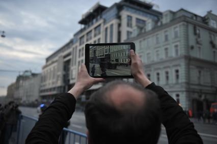 Москва. Горожане наблюдают за проездом военной техники по Тверской улице перед репетицией парада на Красной площади, посвященного 71-й годовщине Победы в Великой Отечественной войне.