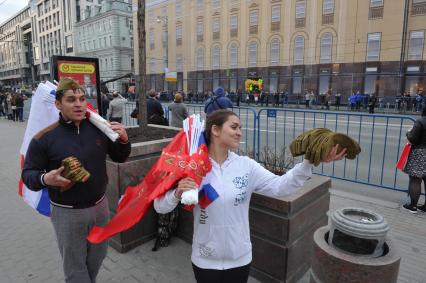 Москва. Продажа сувенирной продукции во время проезда военной техники по Тверской улице перед репетицией парада на Красной площади, посвященного 71-й годовщине Победы в Великой Отечественной войне.