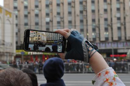 Москва. Горожане наблюдают за проездом военной техники по Тверской улице перед репетицией парада на Красной площади, посвященного 71-й годовщине Победы в Великой Отечественной войне.