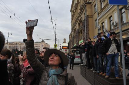 Москва. Горожане наблюдают за проездом военной техники по Тверской улице перед репетицией парада на Красной площади, посвященного 71-й годовщине Победы в Великой Отечественной войне.