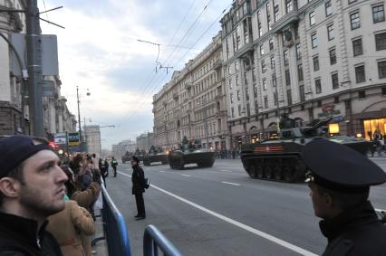 Москва. Проезд военной техники по Тверской улице перед репетицией парада на Красной площади, посвященного 71-й годовщине Победы в Великой Отечественной войне.