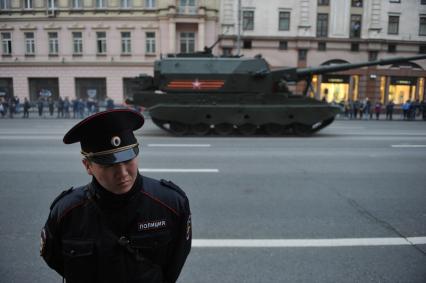 Москва. Проезд военной техники по Тверской улице перед репетицией парада на Красной площади, посвященного 71-й годовщине Победы в Великой Отечественной войне.