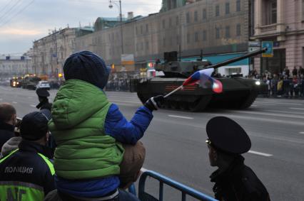 Москва. Проезд военной техники по Тверской улице перед репетицией парада на Красной площади, посвященного 71-й годовщине Победы в Великой Отечественной войне.