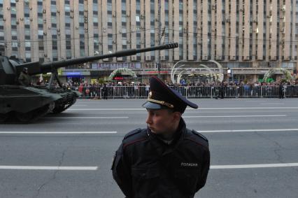 Москва. Проезд военной техники по Тверской улице перед репетицией парада на Красной площади, посвященного 71-й годовщине Победы в Великой Отечественной войне.