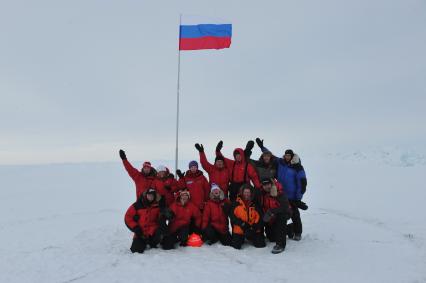 Северный Полюс. Участники российской молодежной экспедиции ` На лыжах- к Северному Полюсу`делают памятную  фотографию.