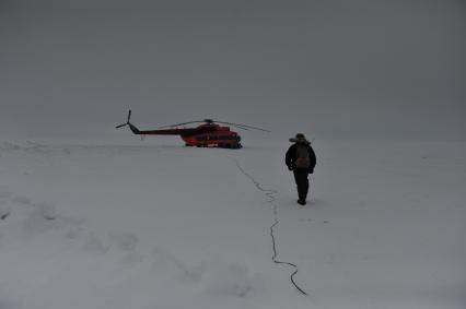 Северный Полюс. Дмитрий Шпаро прилетел встречать  российскую молодежную  экспедицию ` На лыжах- к Северному Полюсу` на
  самолете  АН-74.