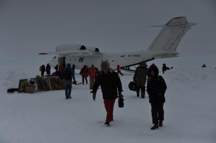 Северный Полюс. Дмитрий Шпаро прилетел встречать  российскую молодежную  экспедицию ` На лыжах- к Северному Полюсу` на
  самолете  АН-74.