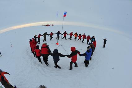 Северный Полюс. Участники российской молодежной экспедиции ` На лыжах- к Северному Полюсу`в хороводе вокруг  Полюса.