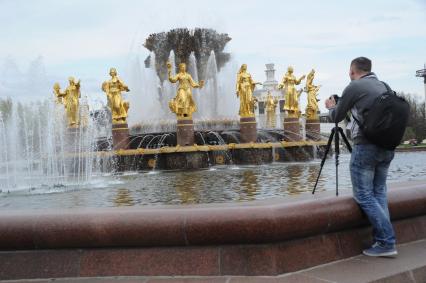 Москва. Фонтан`Дружба народов` на территории ВДНХ.