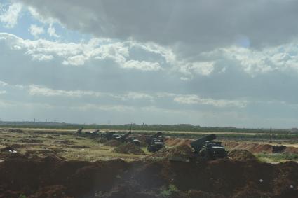 Сирия. Провинция Хама.   Установки `Град`стоят в поле во время режима перемирия.