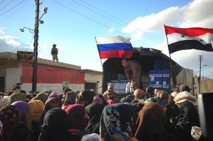 Сирия. Провинция Хама. Жители одного из населенных пунктов пришли получить российскую гуманитарную помощь во время режима перемирия.