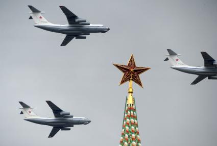 Москва. Тяжелые военно-транспортные самолеты Ил-76  во время репетиции воздушной части военного парада на Красной площади в честь 71-й годовщины Победы в Великой Отечественной войне.