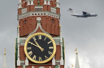 Москва. Тяжелый военно-транспортный самолет Ил-76 во время репетиции воздушной части военного парада на Красной площади в честь 71-й годовщины Победы в Великой Отечественной войне.