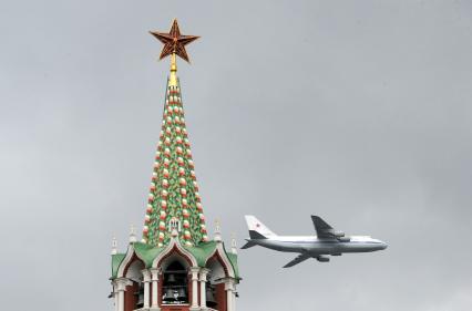 Москва.  Тяжелый дальний транспортный самолет АН-124-100 `Руслан` во время репетиции воздушной части военного парада на Красной площади в честь 71-й годовщины Победы в Великой Отечественной войне.