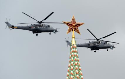 Москва. Ударные вертолеты Ми-35 во время репетиции воздушной части военного парада на Красной площади в честь 71-й годовщины Победы в Великой Отечественной войне.