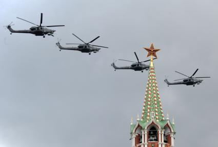 Москва. Ударные вертолеты Ми-28H `Ночной охотник` во время репетиции воздушной части военного парада на Красной площади в честь 71-й годовщины Победы в Великой Отечественной войне.