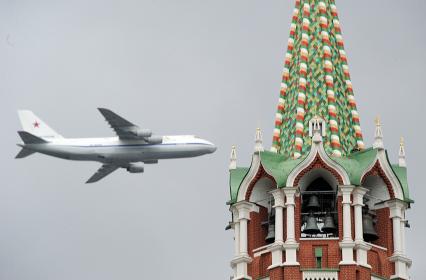 Москва.  Тяжелый дальний транспортный самолет АН-124-100 `Руслан` во время репетиции воздушной части военного парада на Красной площади в честь 71-й годовщины Победы в Великой Отечественной войне.