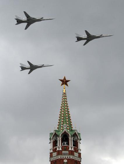 Москва.  Дальние бомбардировщики Ту-22М3 во время репетиции воздушной части военного парада на Красной площади в честь 71-й годовщины Победы в Великой Отечественной войне.