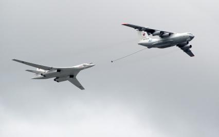 Москва. Самолет-заправщик Ил-78 и самолет дальней авиации Ту-160 имитируют процесс дозаправки самолета в вохдухе во время репетиции воздушной части военного парада на Красной площади в честь 71-й годовщины Победы в Великой Отечественной войне.