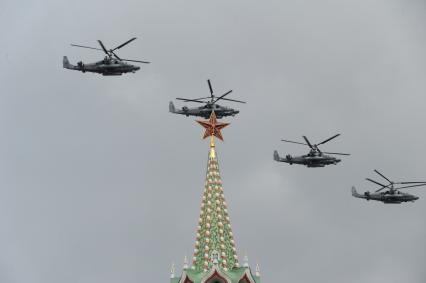 Москва.  Вертолеты Ка-52 во время репетиции воздушной части военного парада на Красной площади в честь 71-й годовщины Победы в Великой Отечественной войне.