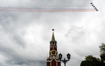 Москва.  Штурмовики Су-25 во время репетиции воздушной части военного парада на Красной площади в честь 71-й годовщины Победы в Великой Отечественной войне.