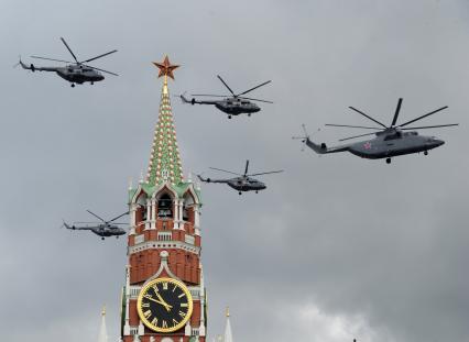 Москва. Тяжелый транспортный вертолет Ми-26 (справа) и многоцелевые вертолеты Ми-8 во время репетиции воздушной части военного парада на Красной площади в честь 71-й годовщины Победы в Великой Отечественной войне.