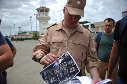 Сирия.  Начальник Управления пресс-службы и информации Министерства  оборонны РФ   Игорь Конашенков на репетиции военного парада, посвященного 71-й годовщине Победы в Великой Отечественной войне, на авиабазе `Хмеймим`.