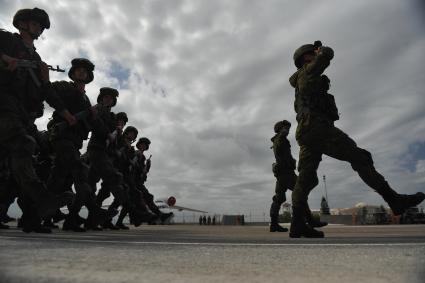 Сирия.  Парадные расчеты военнослужащих на репетиции военного парада,посвященного 71-й годовщине Победы в Великой Отечественной войне, на авиабазе `Хмеймим`.